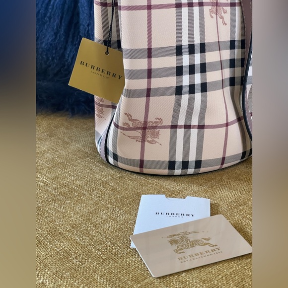 Nova Check Bucket Bag BURBERRY Color: LIGHT ELDERBE
Size: One Size brand new - Picture 4 of 13